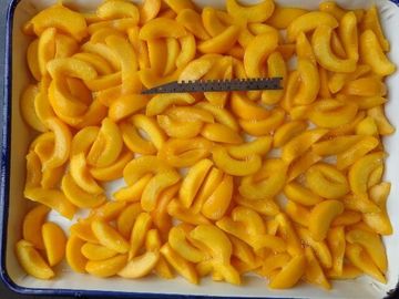 Regelmatige Zoete Ingeblikte Gele Perzik in de de Lichte Suiker en Lipiden van het Stroop lager Bloed