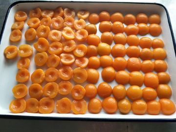 De goedkope Ingeblikte Fruit Ingeblikte Abrikozenhelften in Lichte Stroop met Privé Merk