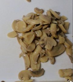 284g de agaricus bisporus schiet Plakken/Stukken als paddestoelen uit de grond en vindt in Blikken zijn oorsprong