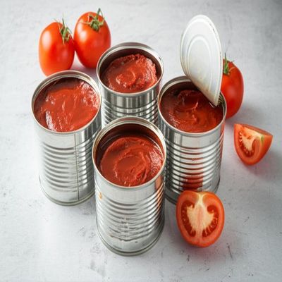 Bewaar op een koele en droge plaats tomatenpuree in blik voor opslag