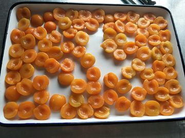 De in het groot Ingeblikte Helften van de Vers Fruitabrikoos in Lichte Stroop