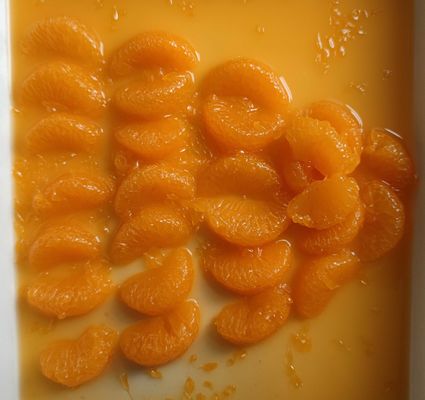 Gehele gesegmenteerde mandarijnappel in suikerstroop met zoetconcentraat