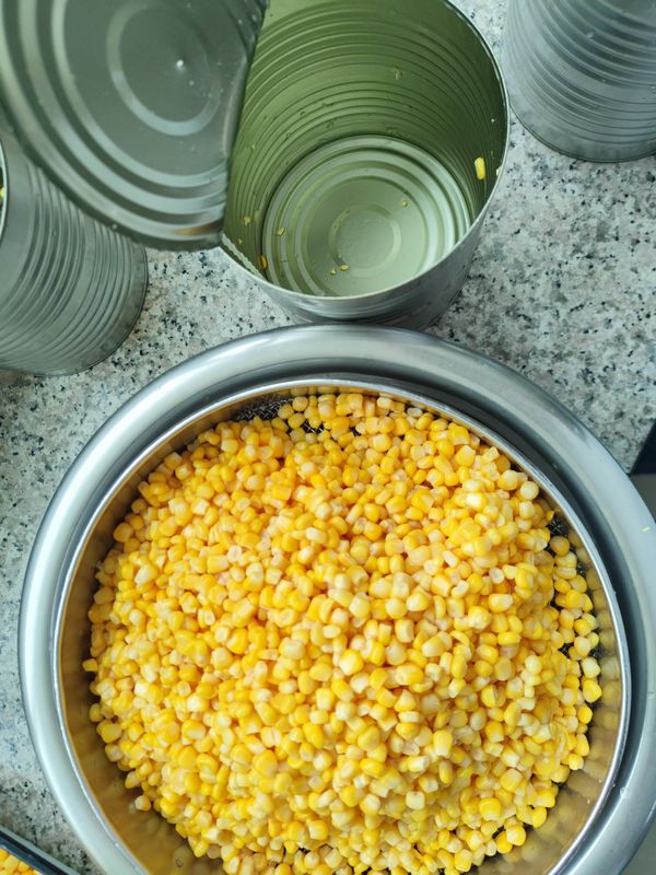 Gekruid zoete maïs in blik gemaakt van vers en ingrediënten voor gekruide gerechten