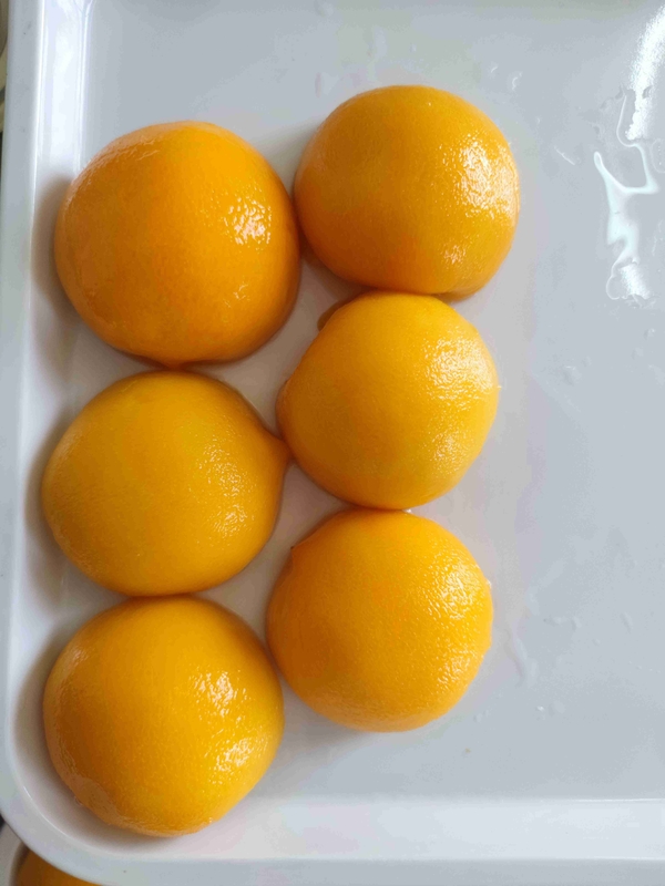 Heerlijke ingeblikte gele perzik voor fruitliefhebbers, gekoeld of bij kamertemperatuur