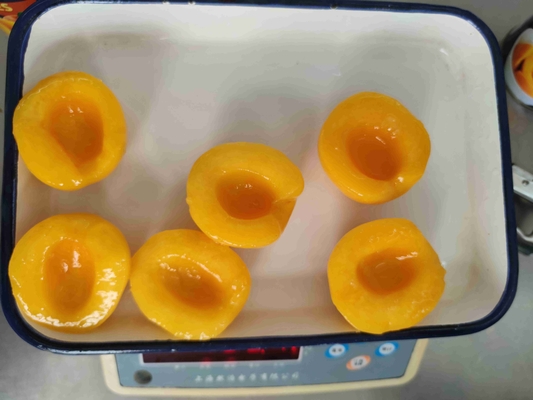 Zoete natuurlijke ingeblikte gele perzikfruit Heerlijke opslag bij kamertemperatuur