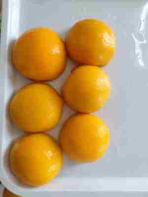 Heerlijke ingeblikte gele perzik voor fruitliefhebbers, gekoeld of bij kamertemperatuur