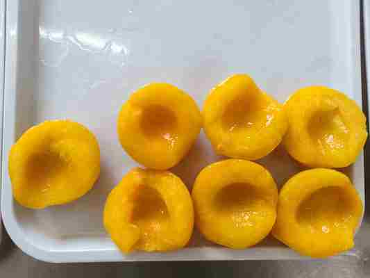 Juli-August Seizoen Gele Perziken in Blik voor JUN-AUGUST Oogstland