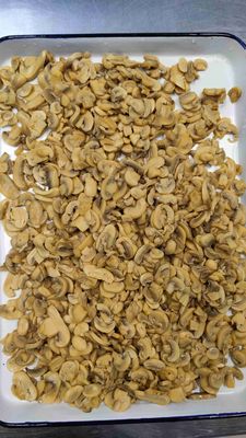 Vers geplukte champignons in blik, stukjes en stelen met natuurlijk zout